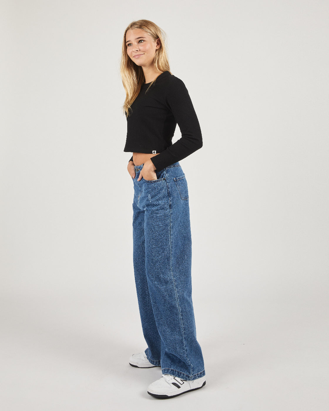 Baggy jeans - side view